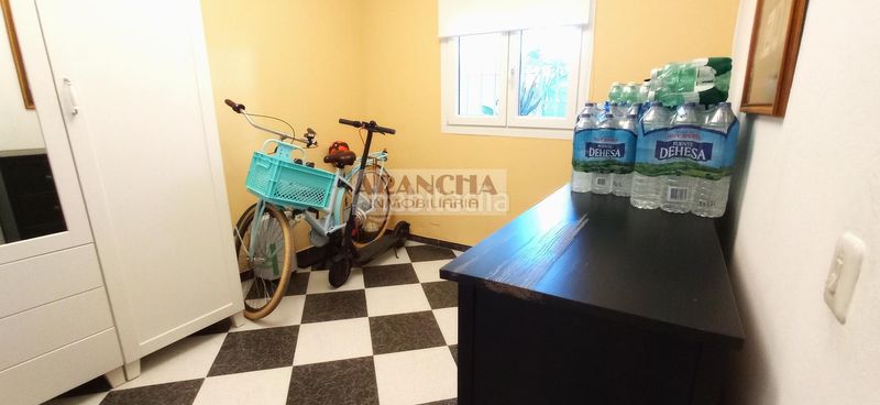 Foto fa3d5384-14fb-4c60-81e3-10016febbc7c. Planta baixa amb aparcament a Avenida de Rota Chipiona