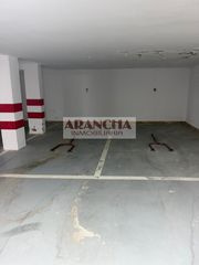 Aparcament cotxe a Playa de la Regla. Paza de garaje zona centro playa