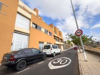 Casa adossada  Tamaduste. Adosado vivienda de tres habitaciones con terraza y local comerc