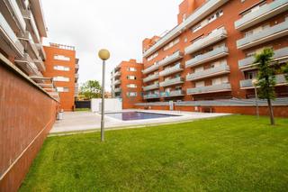 Flat  Carrer teresa pamies bertran. Piso con terraza esquinera y piscina comunitaria en reus