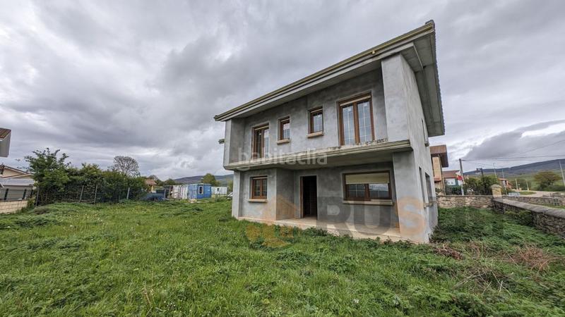 Foto b13b92cd-78a3-43d3-9d31-1dfe3ab65bfa. Chalet con parcheggio in Campoo de Yuso