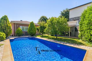 Chalet en Valldoreix. Casa unifamiliar con piscina en venta