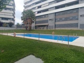 Location Duplex  Passeig del camp del roure. Dúplex con piscina y bonitas vistas.