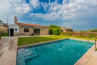 Chalet  Carrer camí vell de vacarisses. Casa unifamiliar reformada amb piscina i espectaculars vistes a