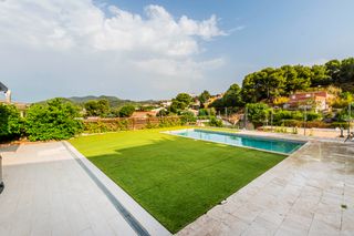 Chalet in Carrer camí vell de vacarisses 2. Casa unifamiliar reformada amb piscina i espectaculars vistes a