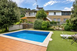 Chalet  Carrer de dalt. Espectacular torre autosuficient amb vistes a les pedritxes, mat