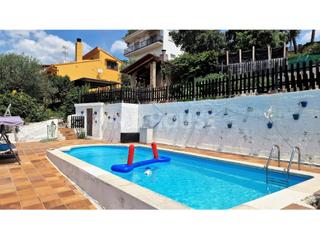 Chalet en Residencial Park. Vivienda pareada con piscina privada y garaje