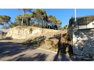 Terreny residencial a Aiguaviva Parc. Parcela edificable con servicios