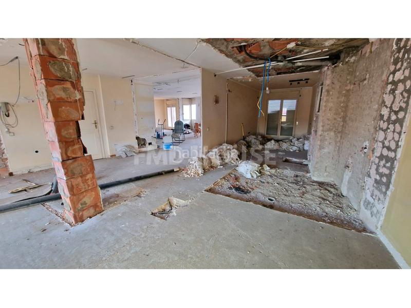 Foto 95423fa9-9b47-4e5d-a42b-9a4d12ba3780. Piso en avenida de l'estacio 2 impresionante piso a reformar en Blanes