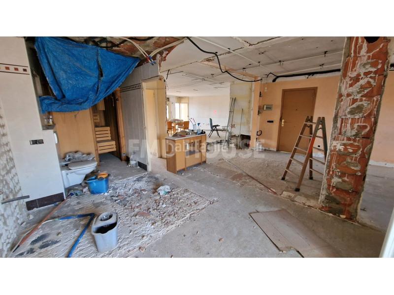 Foto d8db4368-3682-43b3-8adc-7c28f93af40a. Piso en avenida de l'estacio 2 impresionante piso a reformar en Blanes