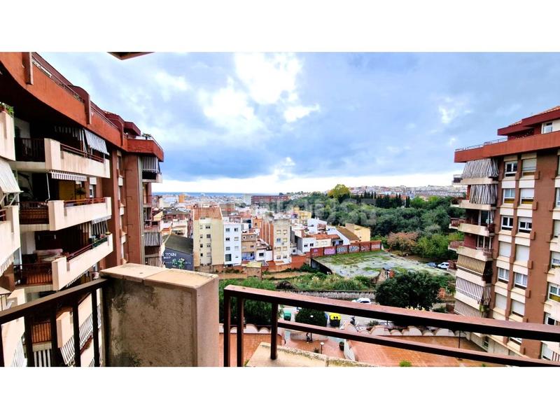 Foto db6a1533-b50b-40b6-b15b-032a49f30777. Piso en avenida de l'estacio 2 impresionante piso a reformar en Blanes