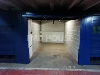 Aparcament cotxe a Centre. Plaza de parking con puerta individual