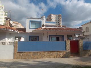 Casa en Calle salitre 3. Villa independiente en venta en torrox costa