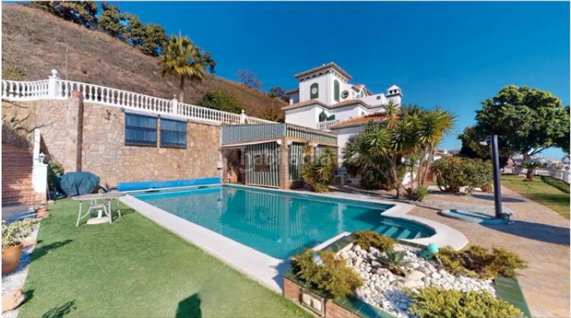 Foto 18a2d990-ea1e-46b3-aae6-c5d8a28a86ee. Chalet en avenida los aguacates 20 exclusivo chalet costa: un refugio de lujo y tranquilidad con vistas al mar en Torrox