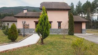 Chalet à Avenida del ejército 85. Casa independiente en venta en sabiñánigo