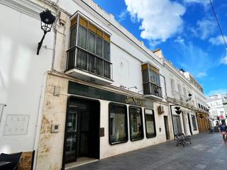 Édifice à Núcleo urbano. Edificio en el centro urbano de mas de 600m2 dando a dos calles