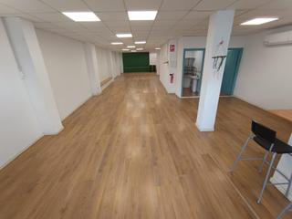 Local Comercial en Ncleo urbano. Haz realidad tu negocio en este local cntrico de ms de 130 m!