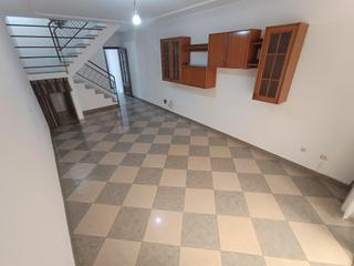 Casa adossada en Ncleo urbano. Gran adosado en la longuera, con tres habitaciones y patio cerra
