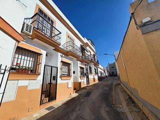 Reihenhaus in Núcleo urbano. Excelente unifamiliar en zona fuente amarga , chiclana