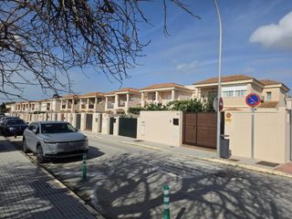 Casa adosada en Núcleo urbano. Gran  adosado en la zona del campito en perfectas condiciones al