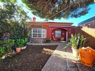 Chalet in Los Gallos. Chalet urbano en urbanización los gallos.