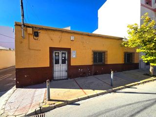 Casa a La Banda - Campo de Fútbol. Local con opción a vivienda de dos plantas