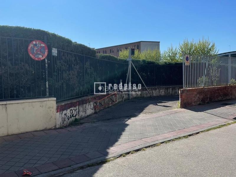 Foto 4fd598e3-a599-48f8-9174-cef606f2b4f5. Parking coche plaza de garaje en venta en calle jacobinia en Madrid