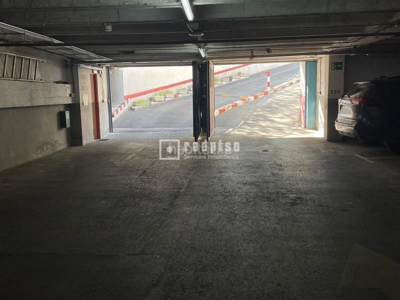 Foto 697a6337-15c7-4697-bbca-21fd8c6b1a89. Parking coche plaza de garaje en venta en calle jacobinia en Madrid