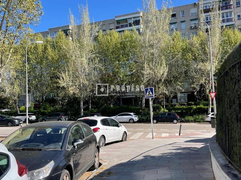 Foto bd65bab3-6572-484b-b23b-ab5de73fca80. Parking coche plaza de garaje en venta en calle jacobinia en Madrid
