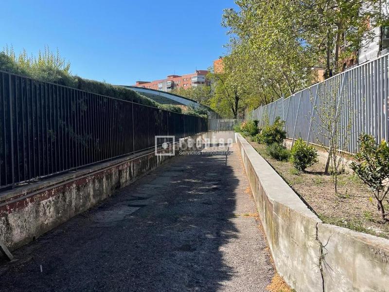 Foto edc96db1-37bc-4de9-bab4-19fb025a1889. Parking coche plaza de garaje en venta en calle jacobinia en Madrid
