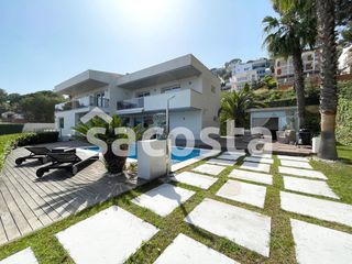 Chalet  Sta cristina. Villa de diseño con vistas al mar, spa privado y jardín en santa