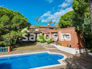 Casa en Calle gavines 3. Exclusiva villa con vistas al mar y piscina en la montgoda, llor
