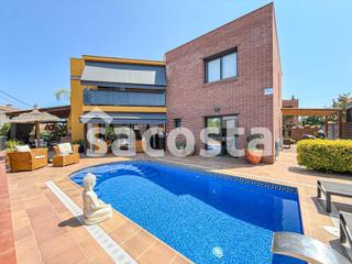 Casa a Santa Clotilde. Chalet con licencia turística, estilo de vida mediterráneo a pas