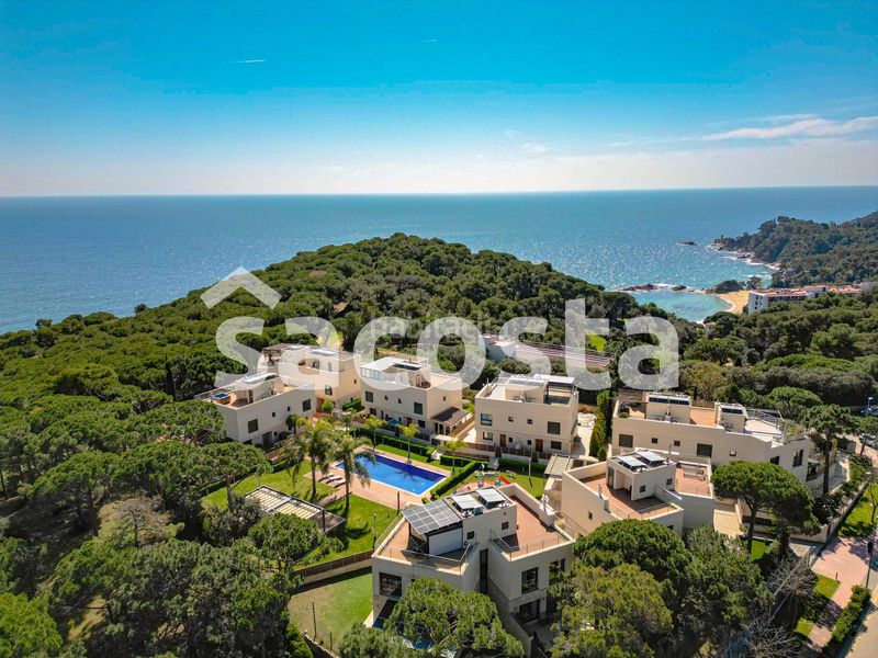 Foto 6f8b87d5-48f4-4f4b-95e0-9b8e5adf6e5f. Casa adossada amb aparcament piscina a Santa Clotilde Lloret de Mar