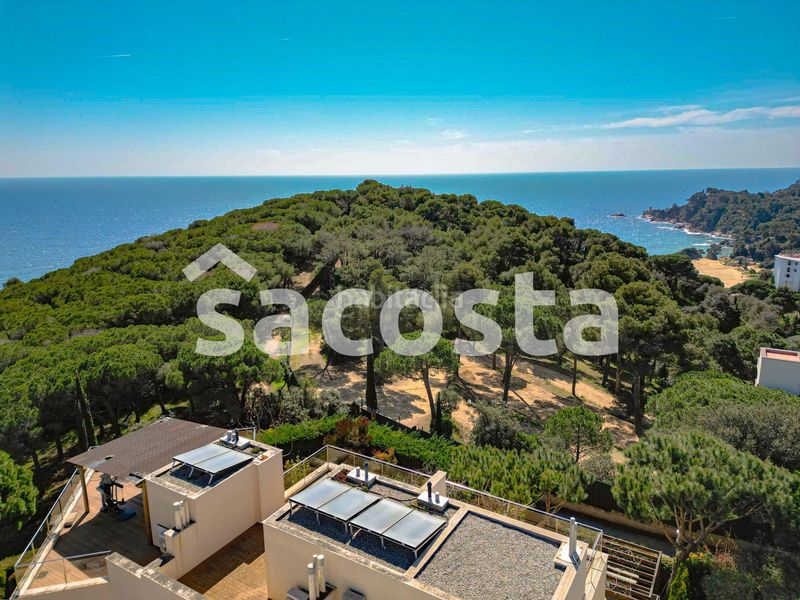 Foto f8b4cef5-d1f9-4c7f-9af6-18b9179bfa38. Casa adossada amb aparcament piscina a Santa Clotilde Lloret de Mar