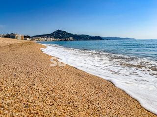 Piso en Els Pins. Encantador piso reformado con vistas al mar en els pins, blanes