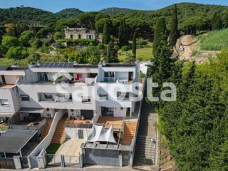 Casa adosada en Canet de Mar. Chalet adosado con piscina, orientación sur y gran amplitud en c