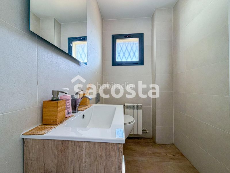 Foto 1a0346bf-4633-4676-b6ce-08fa53d264fd. Casa adossada amb calefacció aparcament piscina a Canet de Mar