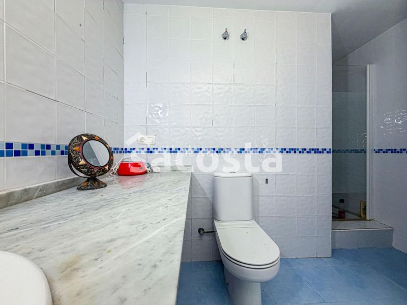Foto a31dddbf-2cbb-4c26-b8cb-e582aa357696. Casa adossada amb calefacció aparcament piscina a Canet de Mar