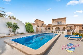Chalet  Calle luxemburgo. Fabulosa villa en gran alacant con una parcela de 650m²
