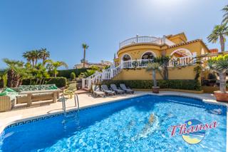 Xalet  Carrer de belgica 6. Descubre esta magnífica villa en gran alacant con una parcela de