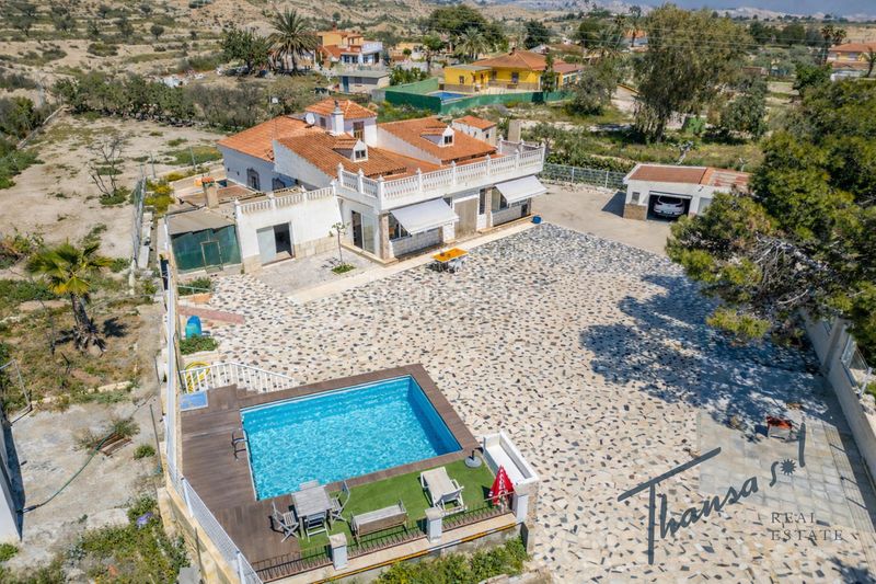 Foto 334df779-19a7-4a0b-abe1-b49f1fc29b03. Masia amb xemeneia calefacció aparcament piscina a Alicante