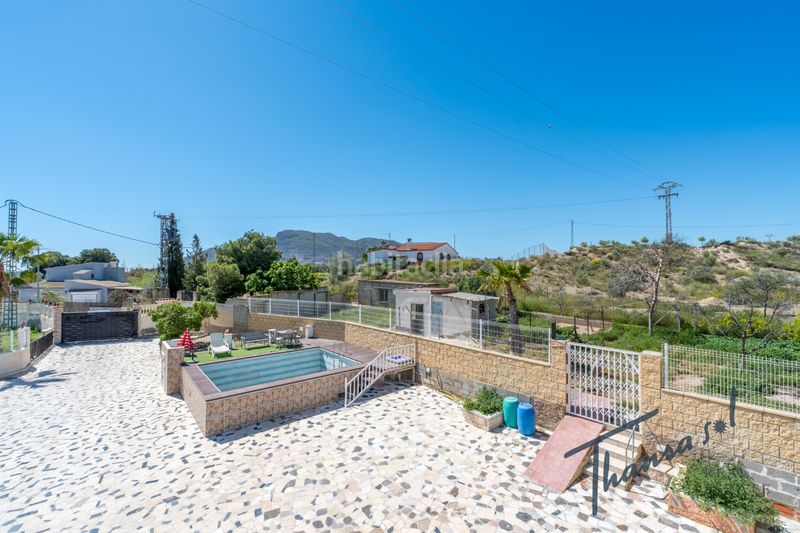 Foto b26eeea8-dca0-4e21-b989-11b7a529cb88. Masia amb xemeneia calefacció aparcament piscina a Alicante