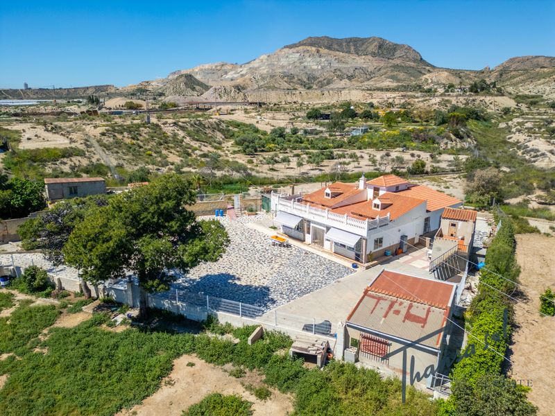 Foto bd9dd891-ca93-4d13-932d-5d2b3deae07c. Masia amb xemeneia calefacció aparcament piscina a Alicante