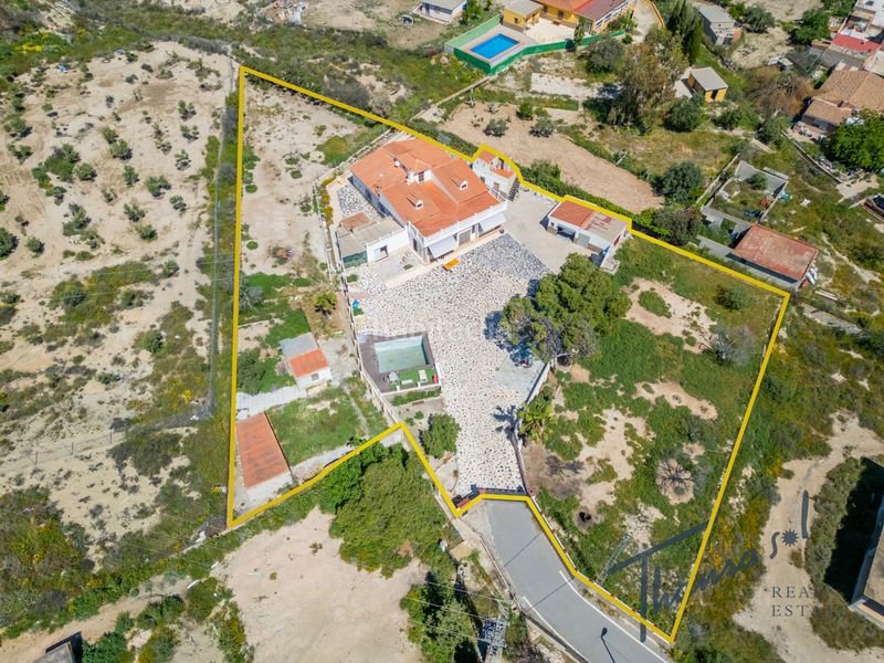 Foto cc2fdfaf-89b6-46de-a6ad-03212862d96e. Masia amb xemeneia calefacció aparcament piscina a Alicante