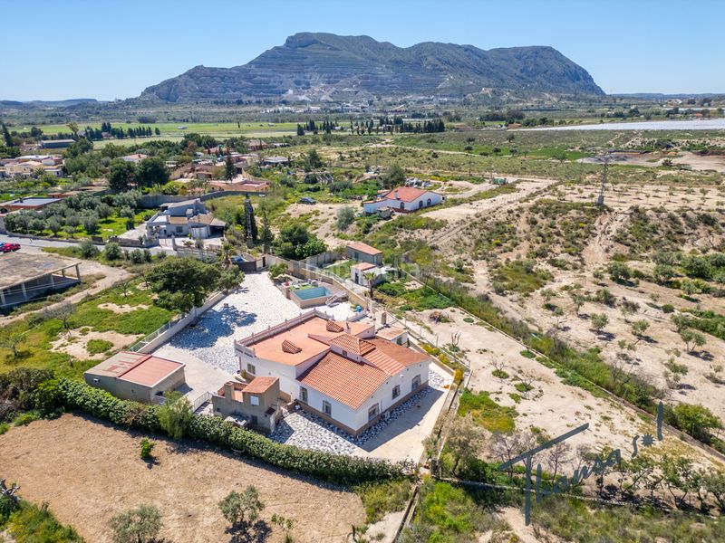 Foto d5dd698a-9aed-4d16-9b75-c5522944f67e. Masia amb xemeneia calefacció aparcament piscina a Alicante