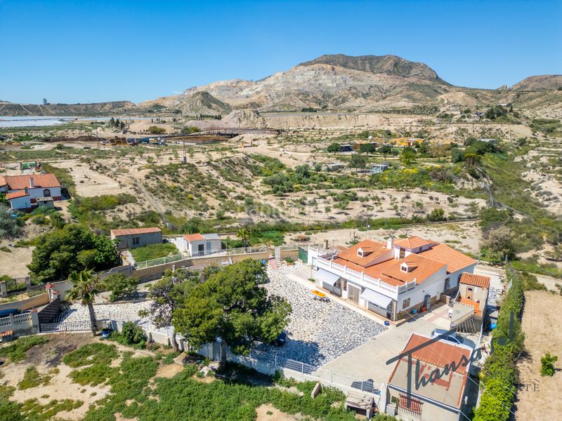 Foto e21f5c69-b60e-4bb4-917e-d8e21cb76a92. Masia amb xemeneia calefacció aparcament piscina a Alicante