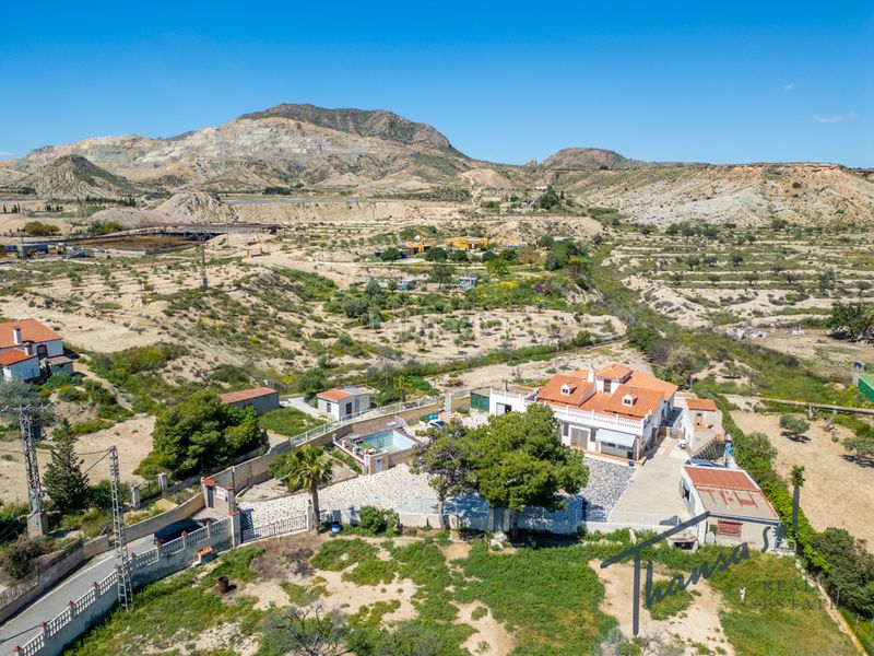 Foto faa6ccfe-320f-4aac-a1bf-edde787f76c0. Masia amb xemeneia calefacció aparcament piscina a Alicante