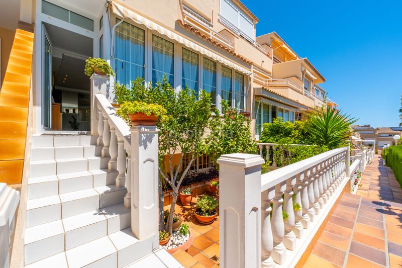 Foto c9be1367-cc51-4af6-b941-13cedd2443fb. Casa adossada amb xemeneia calefacció aparcament piscina a Alicante