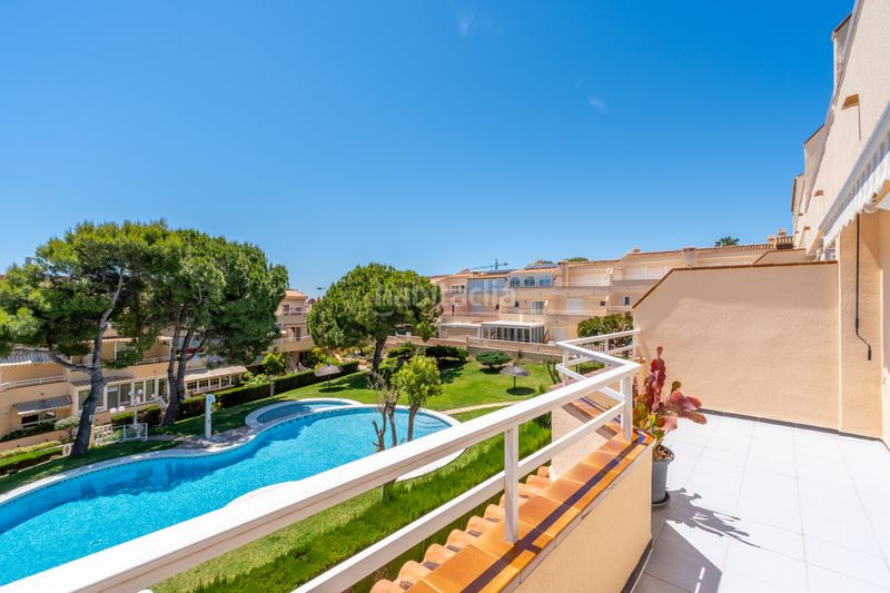 Foto f50638e1-e133-444b-a473-f8eac23f3bc6. Casa adossada amb xemeneia calefacció aparcament piscina a Alicante
